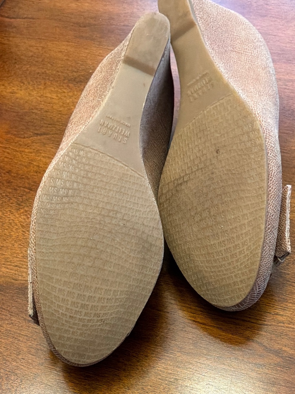 Stuart Weitzman Tan Leather Bow Flats with Tortoiseshell Accent - Picture 7 of 10